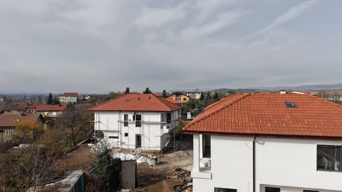 Жилищни къщи в процес на строителство с поставено скеле.