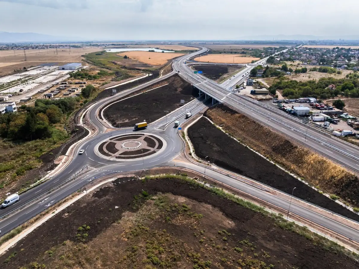 Въздушна снимка на голям пътен възел с кръгово кръстовище.